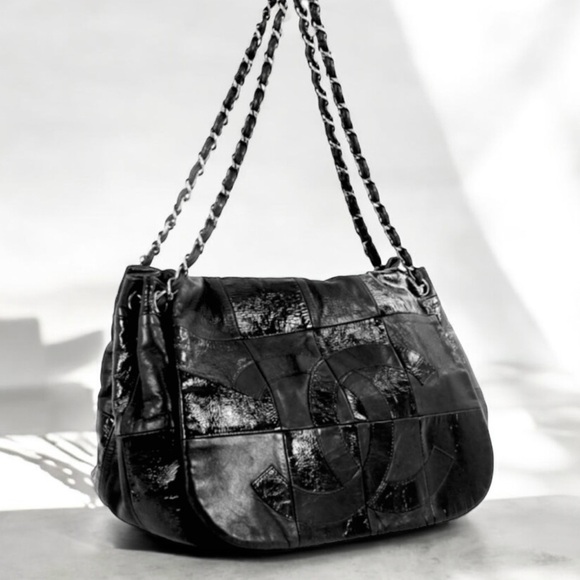 CHANEL Black lambskin and patent quilted leather CHANEL Brooklyn Bag "Retired" - Picture 3 of 16